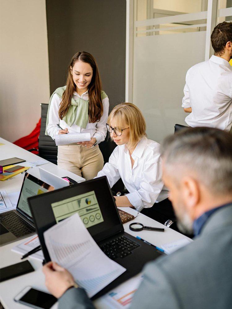 Young employees working together in a modern office while a hiring manager supervises workforce planning and team collaboration